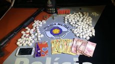 Homem é preso com cocaína, espingarda e dinheiro após denúncia em Porto Feliz