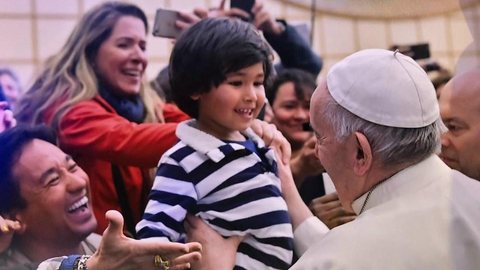 Em três anos, menino brasileiro consegue 2ª bênção do Papa Francisco entre multidão