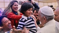 Em três anos, menino brasileiro consegue 2ª bênção do Papa Francisco entre multidão