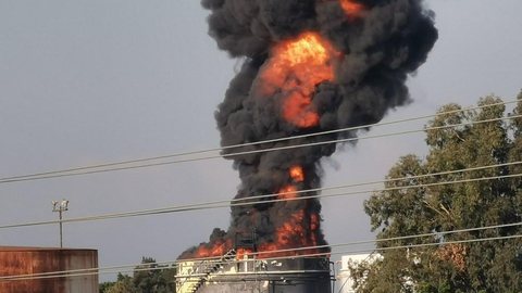 Bombeiros controlam incêndio que atingiu tanque de combustível no sul do Líbano