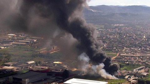 Incêndio atinge indústria química em Guarulhos