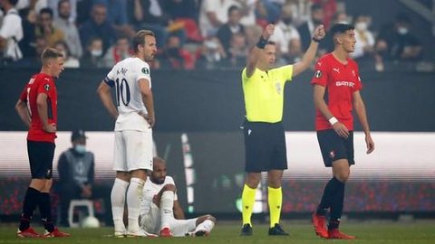 Lucas Moura participa de gol do Tottenham mas sai machucado em empate com o Rennes