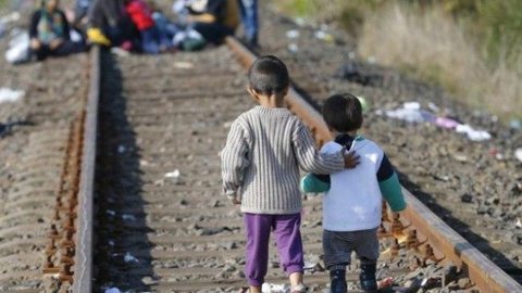 UE promete acolher 1,5 mil crianças imigrantes que estão sozinhas na Grécia