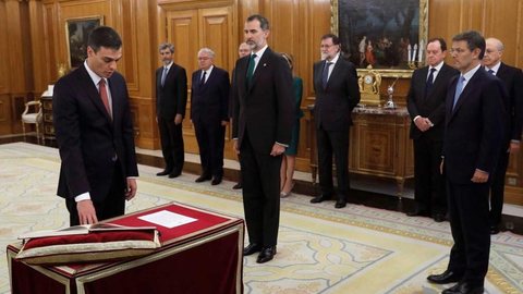 Líder socialista Pedro Sánchez toma posse como novo chefe do governo da Espanha