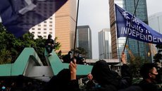 Polícia de Hong Kong prende 300 durante protesto contra legislação