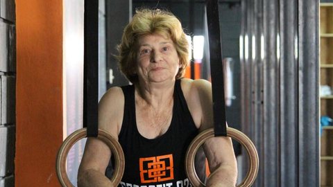 Aos 76 anos, avó supera próteses nos joelhos e inspira filha e neta com crossfit: ‘Tempos são outros’