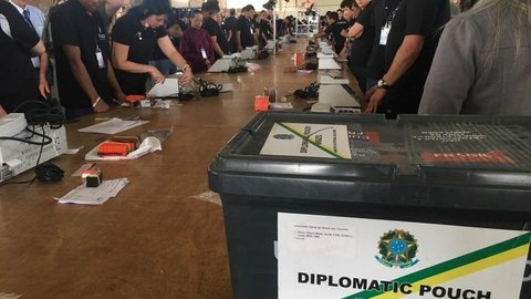 Urnas para quem vota no exterior são preparadas em Brasília; elas irão para 99 países