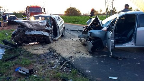 Motoristas morrem após baterem carros de frente em rodovia de Monte Aprazível