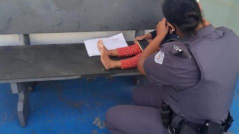 PM resgata menino de 3 anos mantido nu dentro de barril em SP