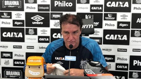 Cuca diz que primeira meta do Santos é se salvar do rebaixamento e confirma Lucas Veríssimo fora