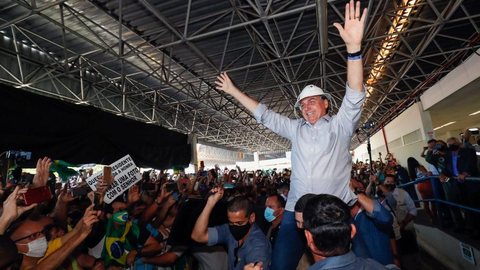Com chapéu de cangaceiro, Bolsonaro é recebido por multidão em Aracaju; assista