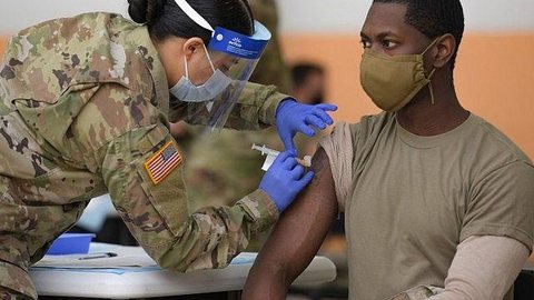 Exército dos EUA começa a dispensar soldados que recusam vacina