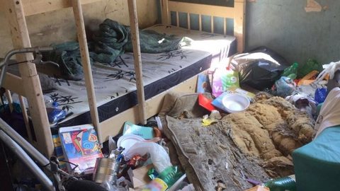 Mãe de criança e adolescente encontrados em casa cheia de lixo diz que sujeira se acumulou por ‘desleixo’