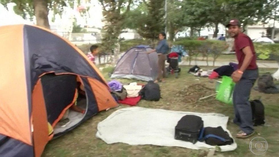 Centenas de imigrantes lotam abrigos em Tijuana, na fronteira com os EUA
