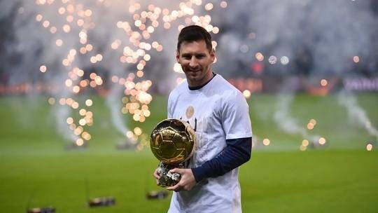 Lionel Messi exibe sétima Bola de Ouro para a torcida do PSG