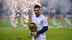 Lionel Messi exibe sétima Bola de Ouro para a torcida do PSG