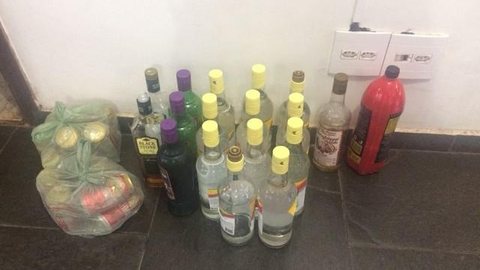 PM fecha festa com bebidas alcoólicas e drogas em Araçatuba