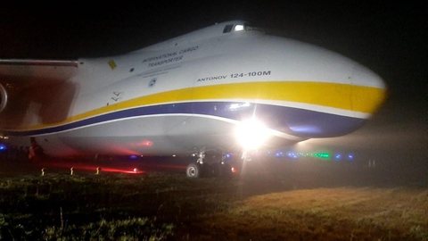 Avião cargueiro sai da pista ao pousar no Aeroporto de Guarulhos na Grande SP