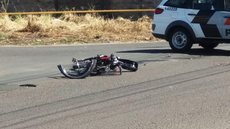 Garoto em bicicleta motorizada morre após bater em ônibus