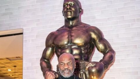 Tyson inaugura estátua em Las Vegas, e redes comparam com a de CR7
