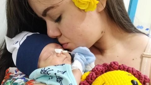 Mãe de gêmeo que morreu com Covid-19 luta pela recuperação do bebê que sobreviveu
