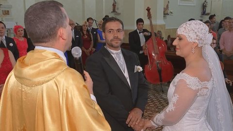 Madrinhas se solidarizam e usam turbante em casamento de noiva diagnosticada com câncer