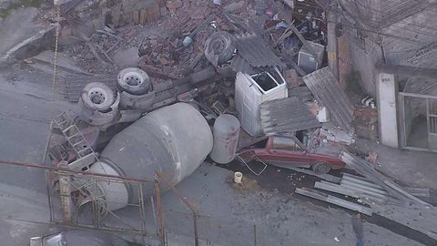 Caminhão betoneira capota, arrasta carros e danifica casas em Santo André