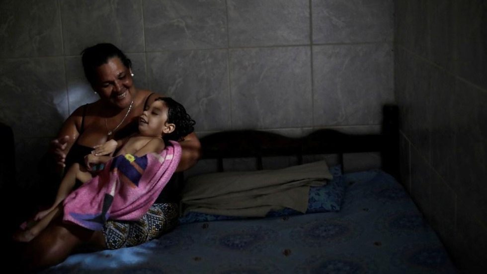 Mães de bebês com microcefalia lutam contra a pobreza e o desespero