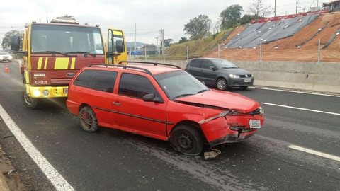 Motorista perde direção do carro e bate em mureta de rodovia em São Roque