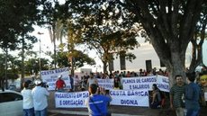 Servidores fazem manifestação em frente à prefeitura de Pontalinda