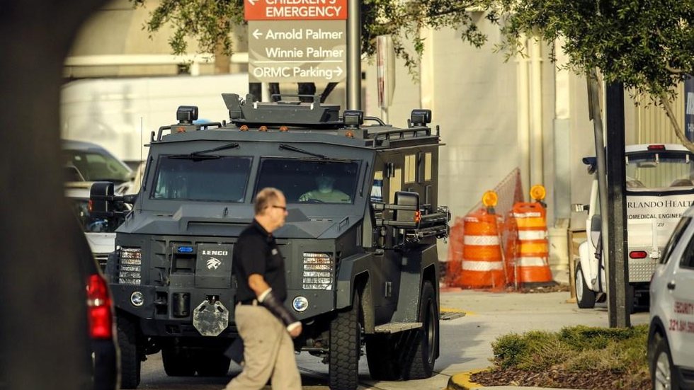 Polícia mata homem que dizia estar armado em hospital de Orlando