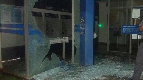 Ladrões atiram em porta de vidro de banco e tentam assaltar caixas eletrônicos