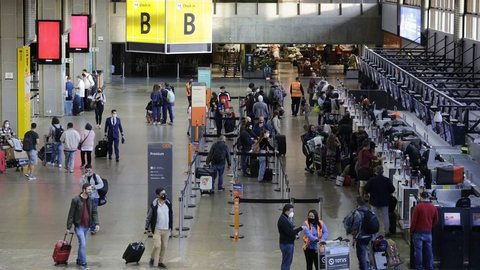 Guarulhos pede que governo federal reforce barreiras a passageiros vindos de países da África após nova variante da Covid