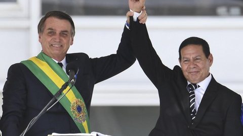 Bolsonaro promete ‘tirar peso do governo sobre quem trabalha e produz’ e ‘restabelecer a ordem’ no país