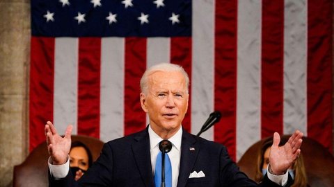 Biden afirma que “teia de mentiras” representa ameaça à democracia