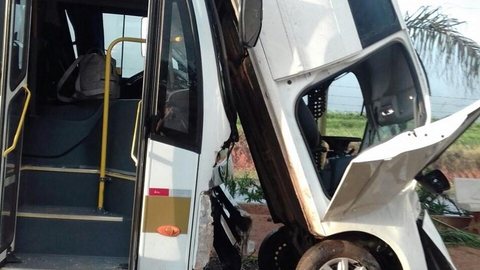 Acidente deixa carro pendurado em ônibus em estrada na região