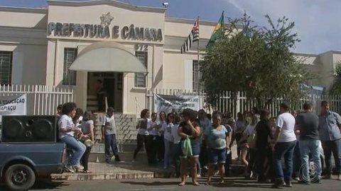 Professores da rede municipal entram em greve em Guapiaçu