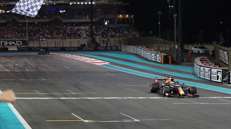 Verstappen ultrapassa Hamilton na última volta em Abu Dhabi e é campeão da F1