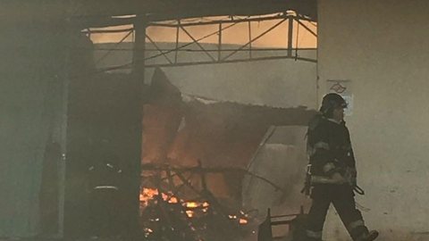 Bombeiros levam quase 20 horas para controlar incêndio em fábrica de doces