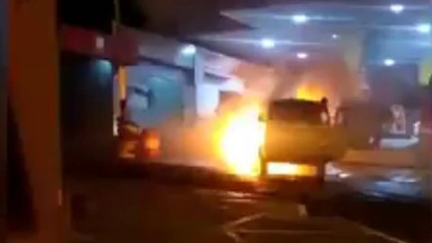 Kombi pega fogo em posto de gasolina na zona sul de Marília