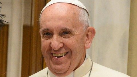 Após tapa em fiel, Papa aceita beijo de freira no Vaticano
