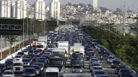 Paulistano demora quase 3 horas por dia no trânsito, e 88% dos pedestres se sentem inseguros, diz pesquisa