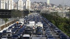 Paulistano demora quase 3 horas por dia no trânsito, e 88% dos pedestres se sentem inseguros, diz pesquisa