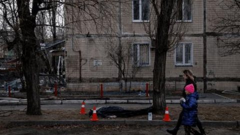 Ataque contra edifício residencial em Kiev deixa um morto; veja fotos