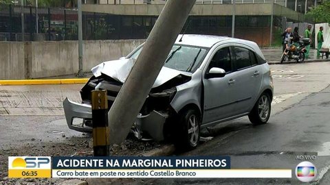 Carro bate em poste e interdita Marginal Pinheiros na Zona Oeste de SP