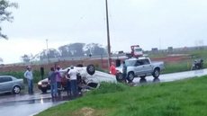 Motorista tem ferimentos graves após carro capotar em rodovia de Pereira Barreto