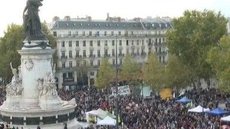 Manifestações na França fazem homenagem a professor decapitado por terrorista