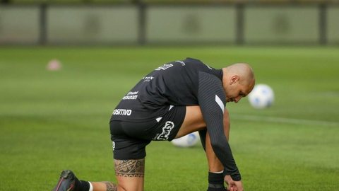De contrato renovado, Fábio Santos lidera ranking de assistências no Corinthians