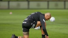 De contrato renovado, Fábio Santos lidera ranking de assistências no Corinthians