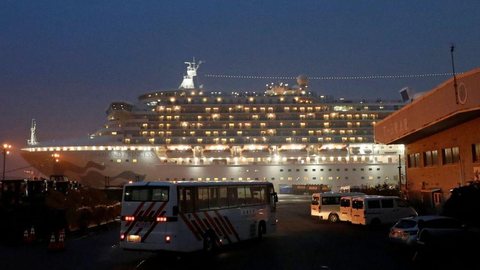 Quase mil passageiros desembarcam do navio afetado pelo coronavírus